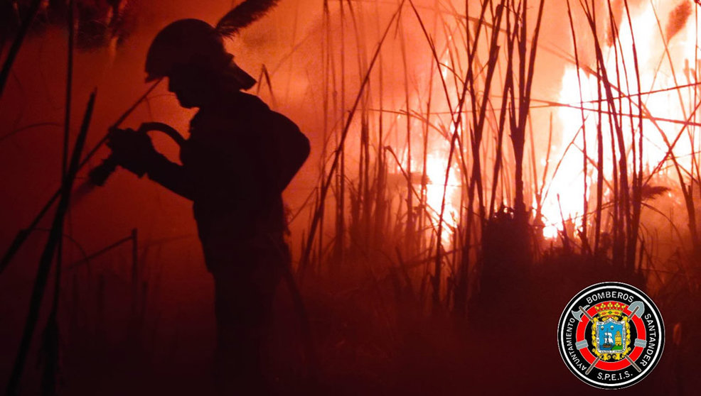 Bombero sofoca el incendio de madrugada en Santander
