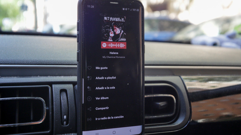 Un 'smartphone' con una aplicación de música abierta colocado en un coche