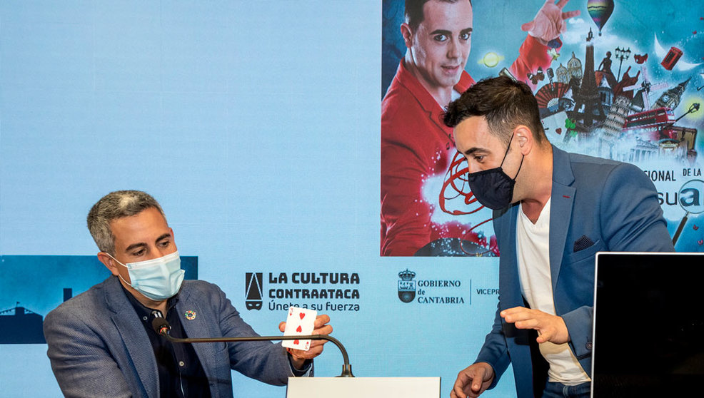 El vicepresidente y consejero de Universidades, Igualdad, Cultura y Deporte, Pablo Zuloaga, acompañado por el mago Raúl Alegría, presenta en rueda de prensa el XI Festival de la Magia y lo Visual