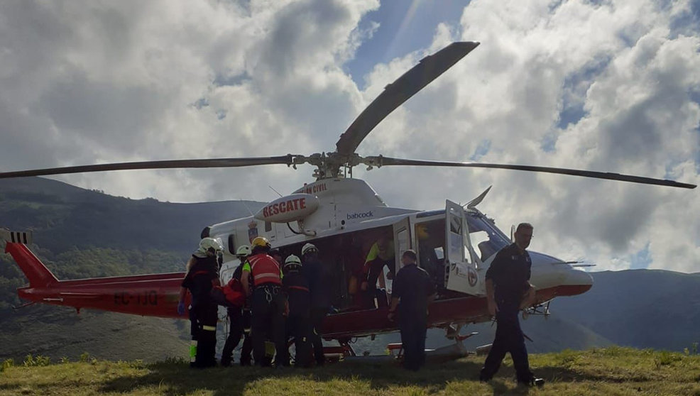 Rescate en helicóptero de la mujer herida al caerse en el pinar de San Sebastián de Garabandal