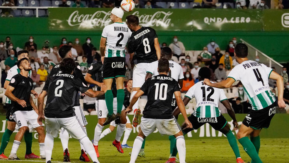 Despeje del central verdiblanco Álvaro Mantilla en el partido ante el Dux Internacional