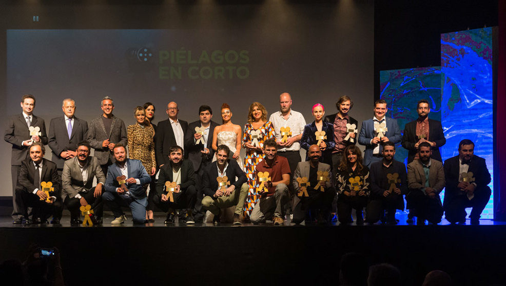 Los premiados junto a las autoridades en la gala de clausura de la XI edición del Festival Internacional de Cine de Piélagos