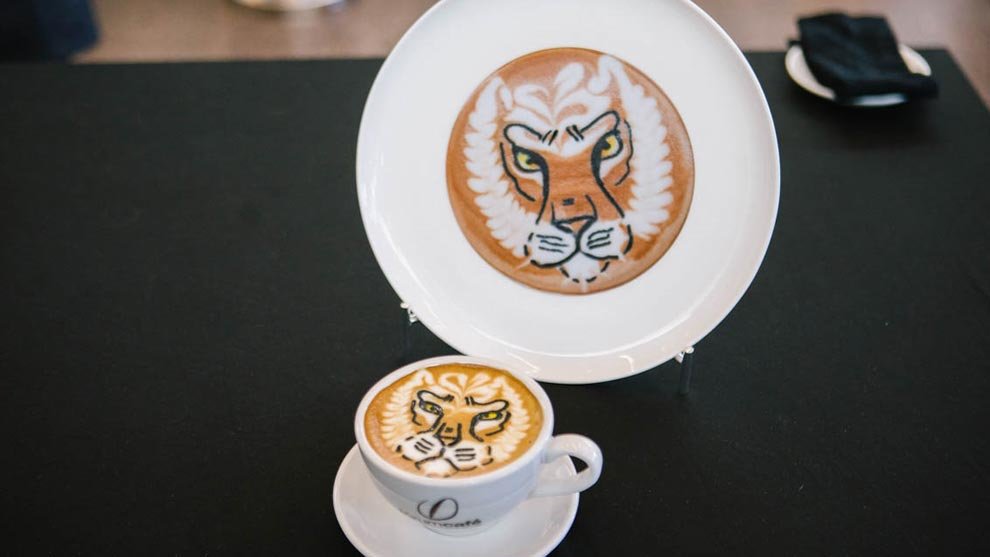 Creación de 'latte art' (decoración en café) de la cántabra Karen Quiroga