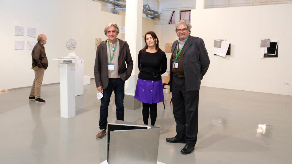 El galerista Manuel Sáenz-Messía y los artistas Teresa Esteban y José Carlos Balanza en el espacio de la galería Espiral en SCULTO