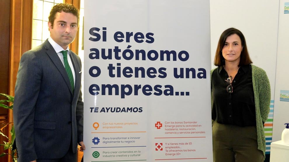 La alcaldesa de Santander, Gema Igual, y el concejal de Empleo, Daniel Portilla, en la presentación de nuevas ayudas municipales