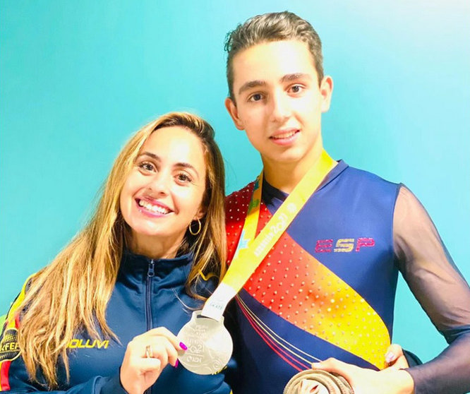 Alexia Rojo (entrenadora) y Héctor Díez Severino (patinador), con la medalla de plata