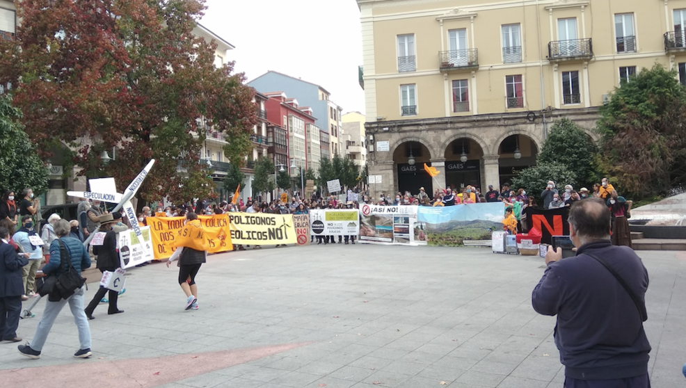 Concentración-manifestación en Torrrelavega contra los parques eólicos