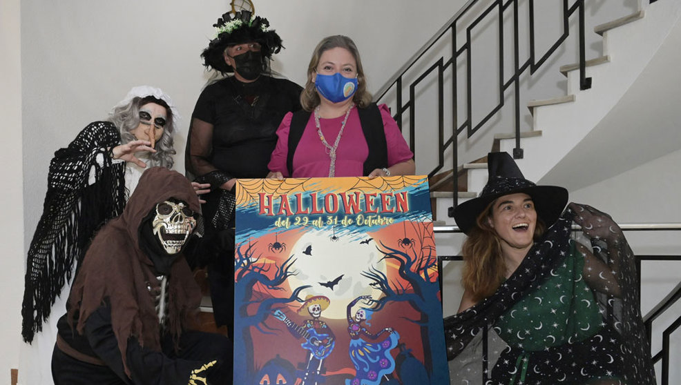 La concejala Lorena Gutiérrez con el cartel de Halloween