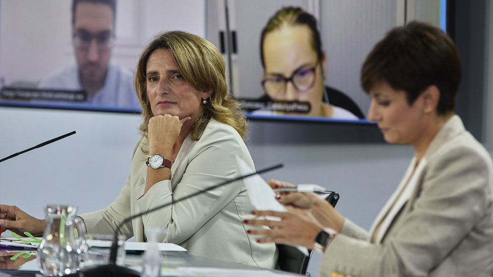 La vicepresidenta tercera y ministra de Transición Ecológica y Reto Demográfico, Teresa Ribera (i), y la ministra Portavoz, Isabel Rodríguez