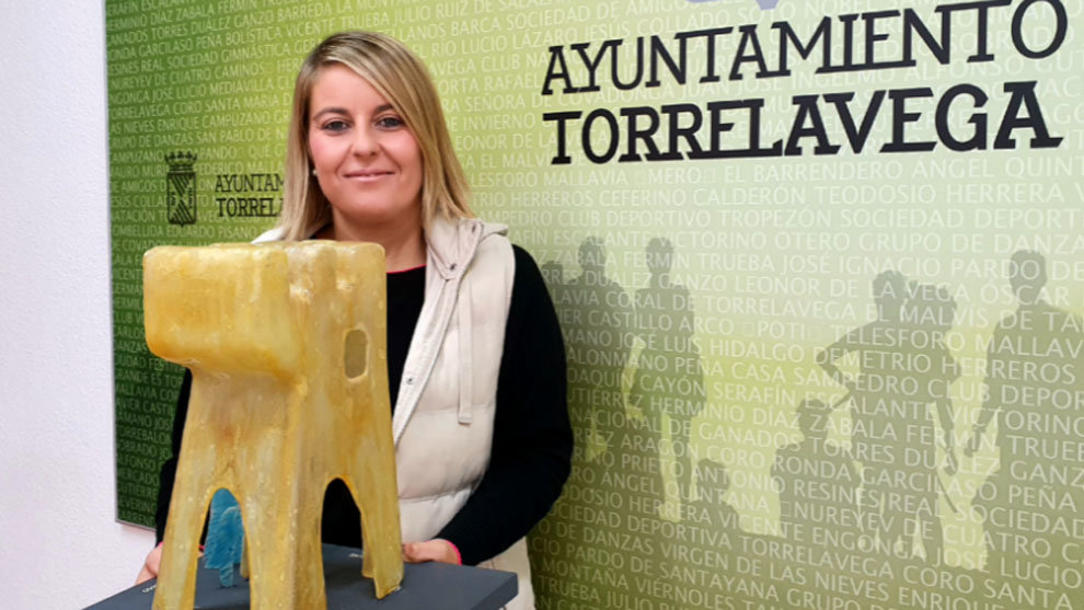 La concejala de Turismo, Cristina García Viñas, con la maqueta de la escultura de la Torre de la Vega