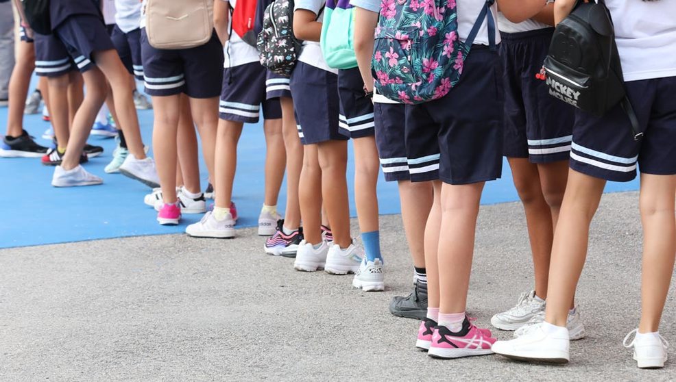 Un grupo de niños esperan a entrar en el colegio