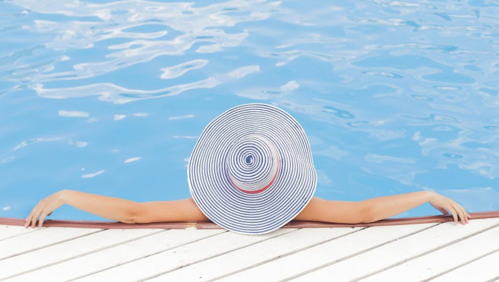 Climatizar una piscina permite habilitar un espacio que en otras ocasiones solo estaría disponible para su disfrute en el verano