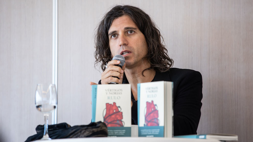 El músico Rulo, durante la presentación de su libro ‘Vértigo y norias’, en el Gran Hotel Colón, a 4 de noviembre de 2021, en Madrid