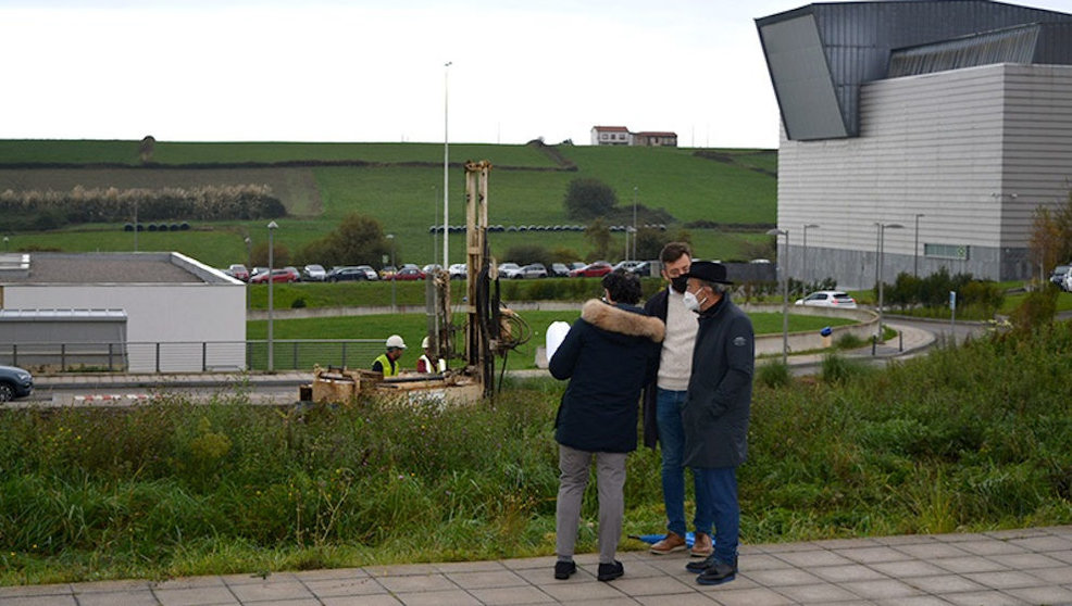 El consejero de Industria, López Marcano, con sombrero, durante la visita a los terrenos donde estará ubicado el centro para el desarrollo experimental de proyectos tecnológicos y prototipos