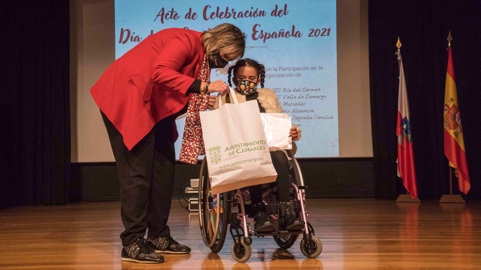 La alcaldesa de Camargo, Esther Bolado, entrega el premio Juventud Solidaria a Lucía Navarro