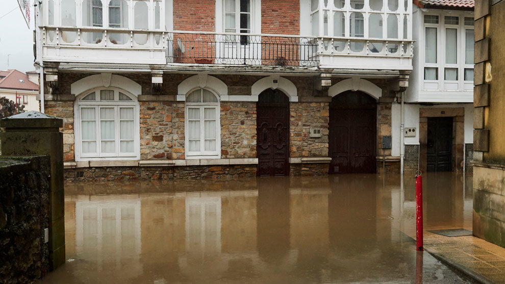 Vía inundada debido a las fuertes lluvias registradas, a 29 de noviembre de 2021, en Ampuero
