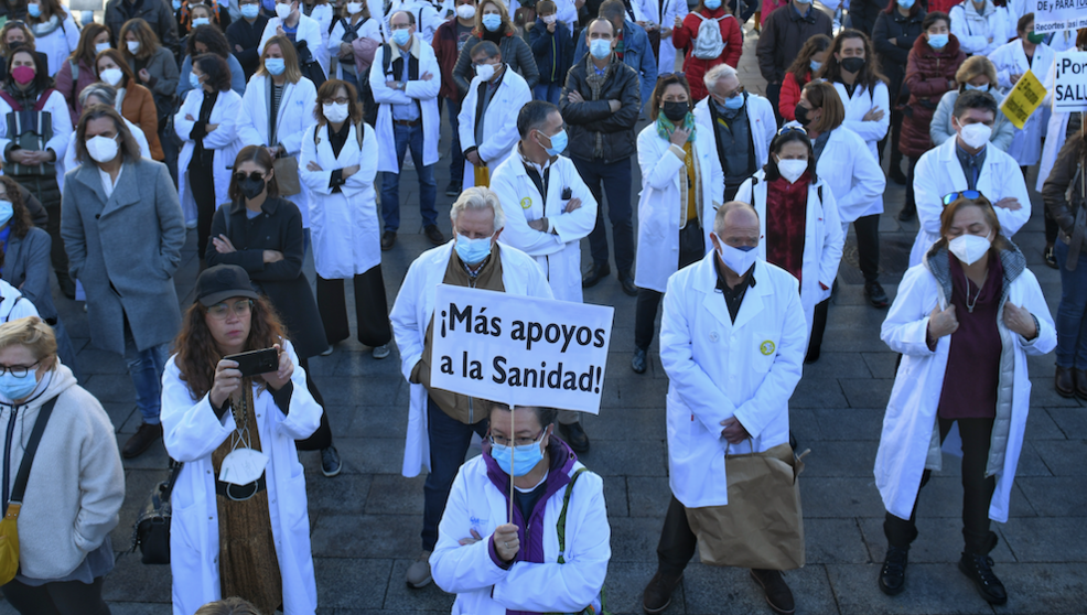 Un grupo de personas participa en una concentración en defensa de la Atención Primaria, a 13 de noviembre de 2021, en Madrid, (España).
