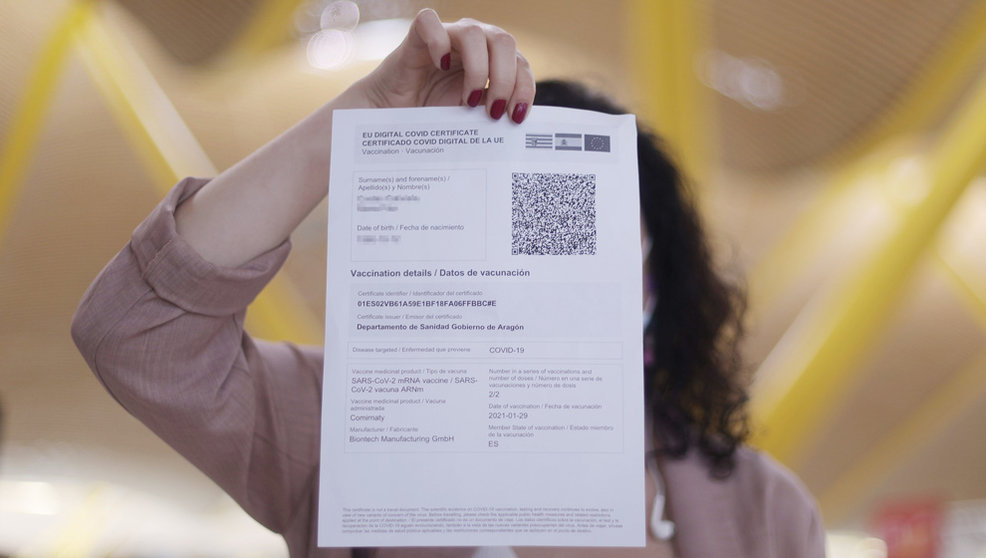 Una mujer muestra el certificado COVID Digital de la Unión Europea a 1 de julio de 2021, en Madrid (España)
