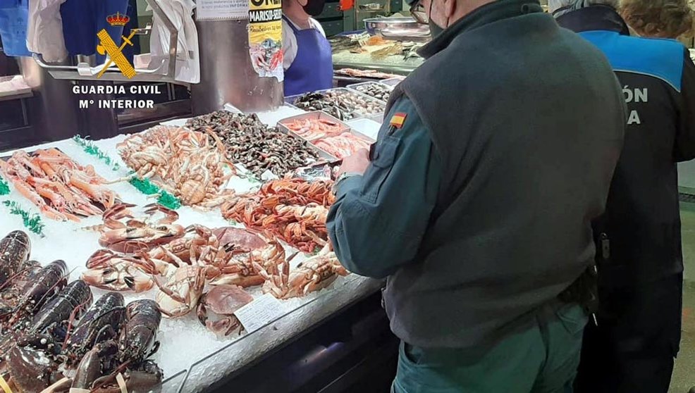 La Guardia Civil inspecciona puestos de venta de marisco y pescado