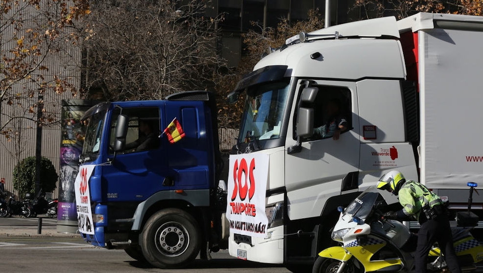 Dos camiones en las inmediaciones de Plaza de Castilla, durante una marcha lenta por las principales vías de Madrid para protestar por los problemas que sufre el sector, a 14 de diciembre de 2021, en Madrid (España)