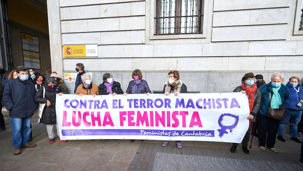 Varias personas sostienen la pancarta 'Contra el terror machista, lucha feminista' en una concentración en Santander en repulsa del asesinato machista de una mujer de 40 años y su hija de once meses en Liaño de Villaescusa