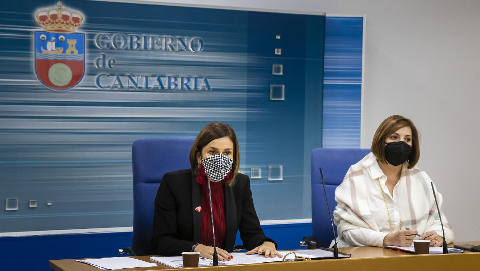 La consejera de Presidencia, Paula Fernández, y la directora de Administración Local, Rosa Valdés