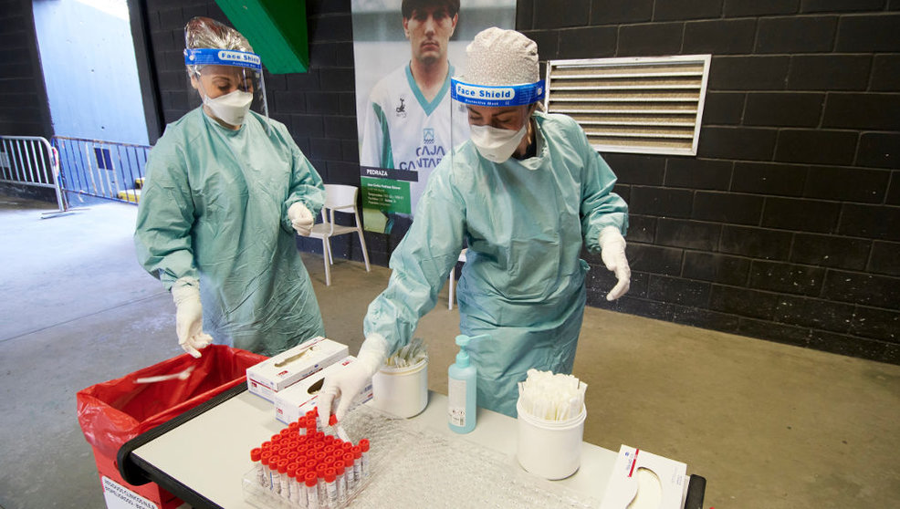 Trabajadores sanitarios se preparan para realizar tests de antígenos en los Campos de Sport del Sardinero