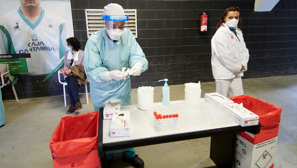 Trabajadores sanitarios se preparan para realizar tests de antígenos en los Campos de Sport del Sardinero, en Santander