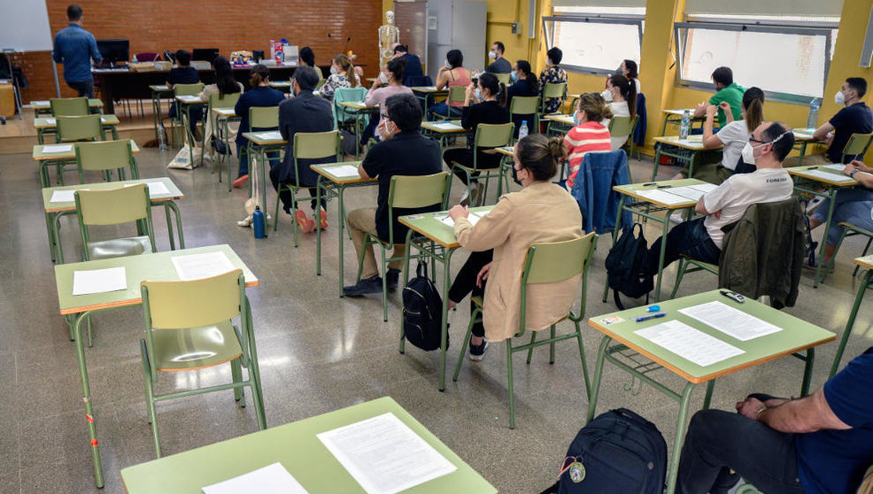 Varias personas durante un examen de las primeras oposiciones docentes