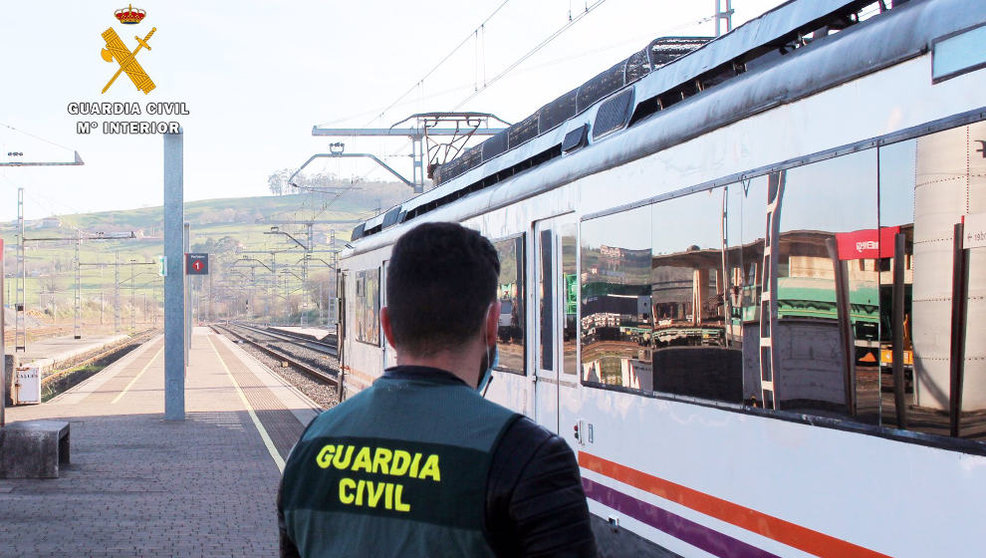 La Guardia Civil detuvo a uno de los jóvenes que realizaba un grafiti en un tren en Reinosa