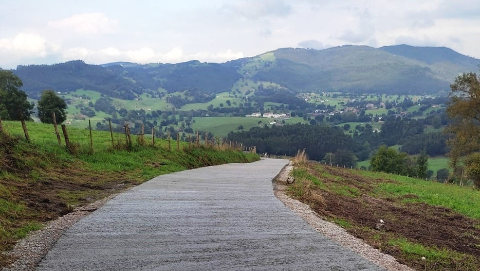 Camino rural que conecta Fresnedo y Campo La Cruz