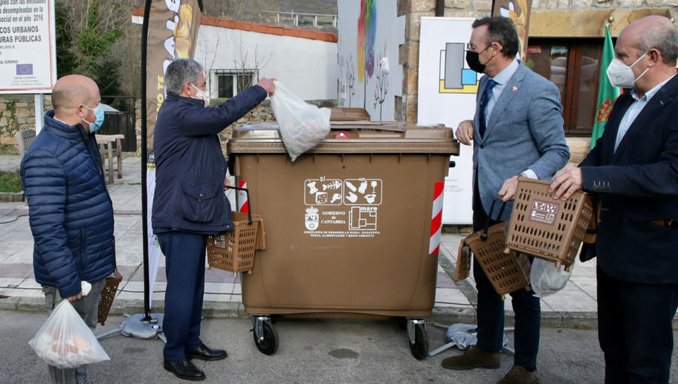 El presidente de Cantabria, Miguel Ángel Revilla, y el consejero de Medio Ambiente, Guillermo Blanco, asisten al inicio de la recogida de residuos orgánicos