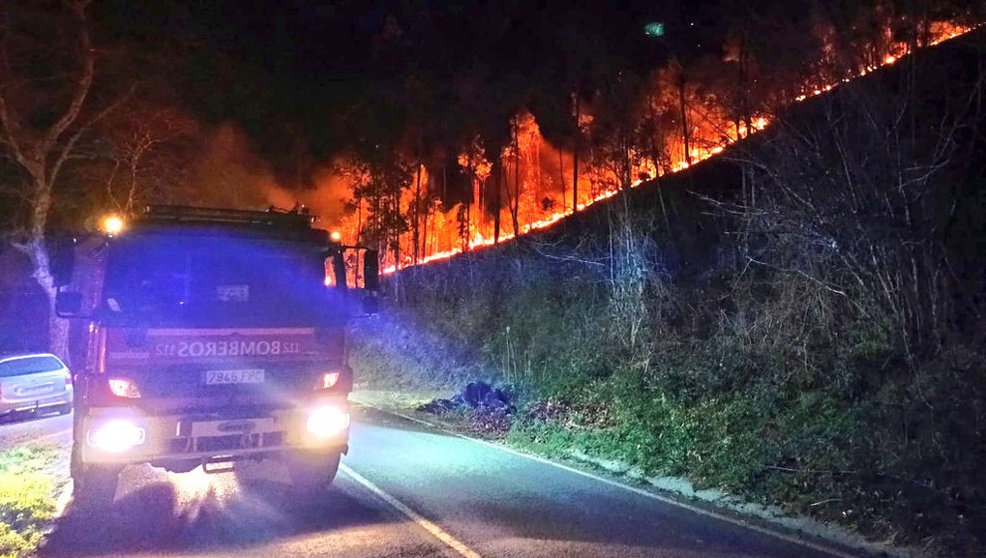 Extinción de un incendio forestal esta madrugada en Santa María de Cayón