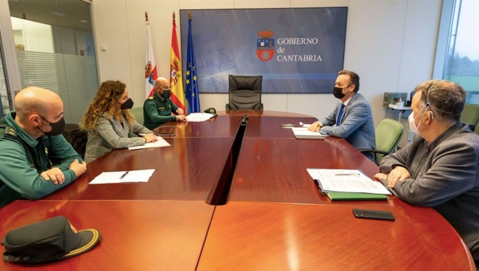 Reunión entre el consejero de Medio Ambiente, la delegada del Gobierno en Cantabria y representantes de la Guardia Civil.