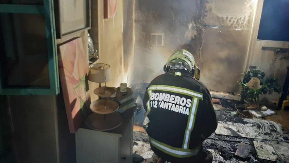 Bomberos de Valdáliga extinguen un incendio en una chimenea de un comercio de Ruente