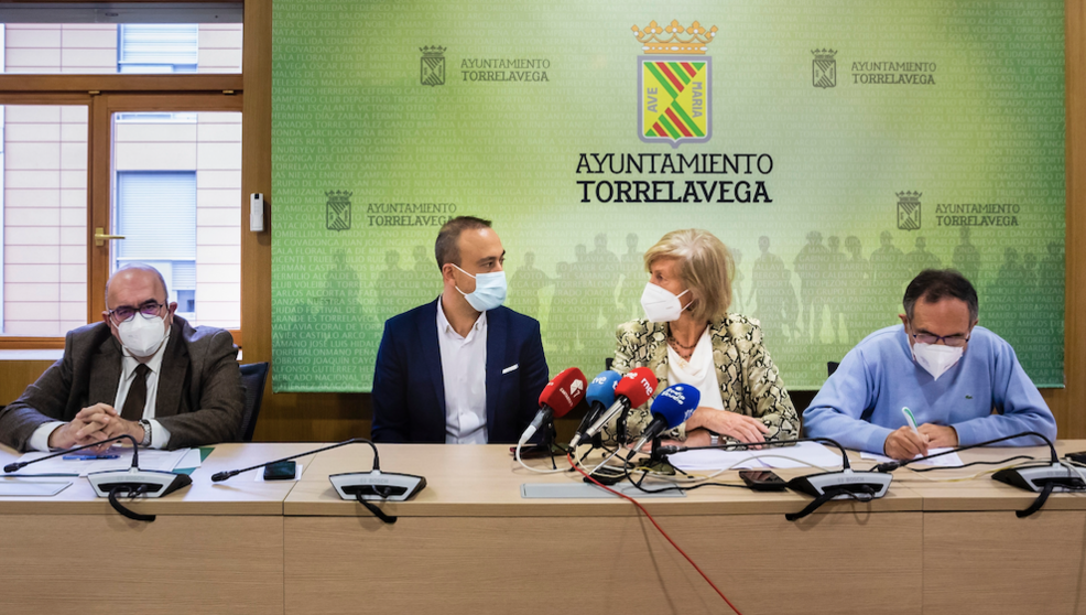 La consejera de Educación, Marina Lombó, y el alcalde Torrelavega, Javier López Estrada, informan, en rueda de prensa, sobre el conservatori