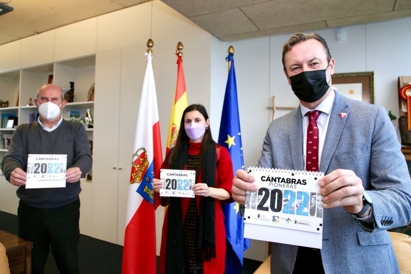 El consejero de Medio Ambiente y presidente de MARE, Guillermo Blanco (derecha) muestra uno de los ejemplares del calendario 'Cántabras pioneras 2022'
