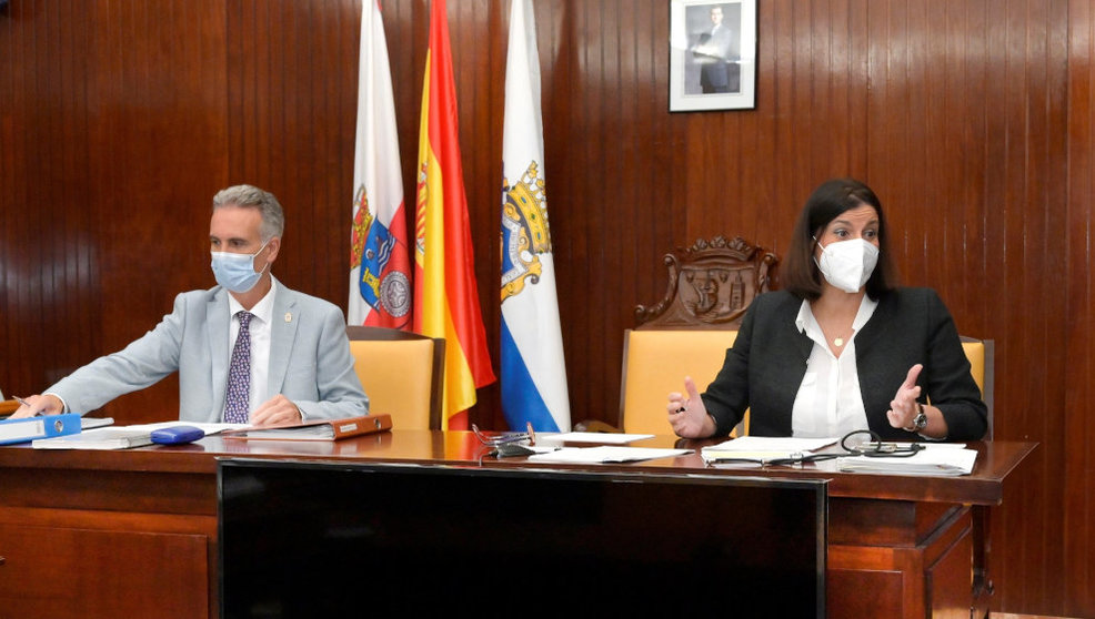 La alcaldesa de Santander, Gema Igual, y el concejal de Economía y Hacienda, Víctor González Huergo, durante un pleno