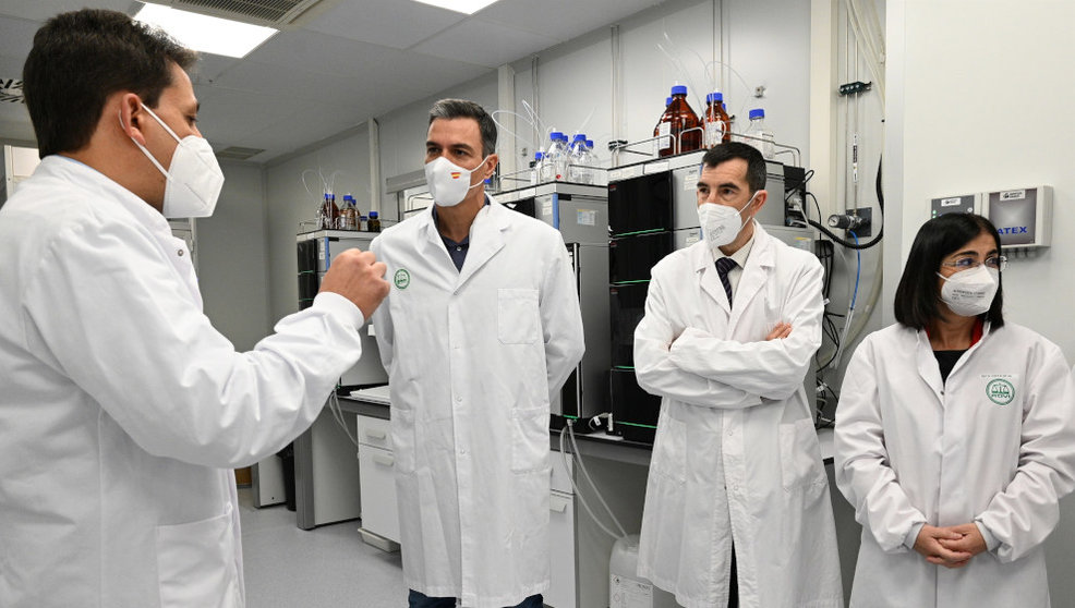 El presidente del Gobierno, Pedro Sánchez, y la ministra de Sanidad, Carolina Darias, visitan las instalaciones de la farmacéutica Rovi que produce la vacuna Moderna conta la Covid-19, en Granada