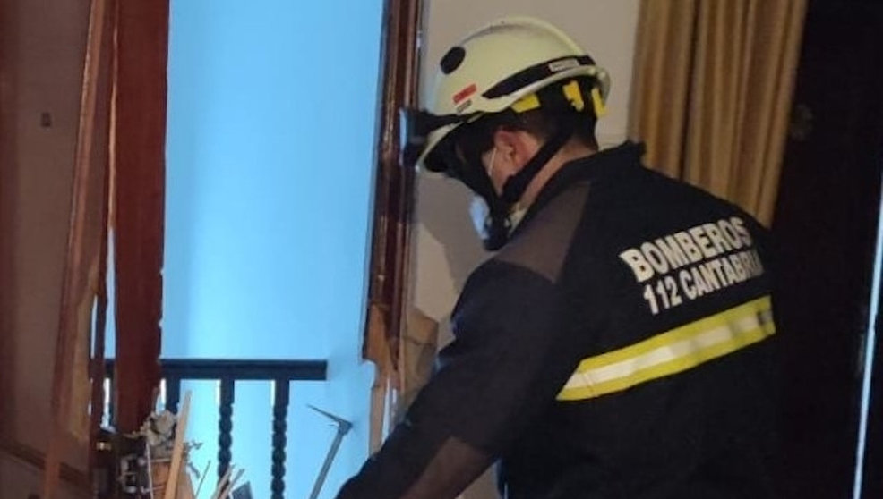 Los Bomberos del 112 realizan la apertura de la puerta de un domicilio en el que encontraron a una persona mayor caída en el suelo con signos de hipotermia