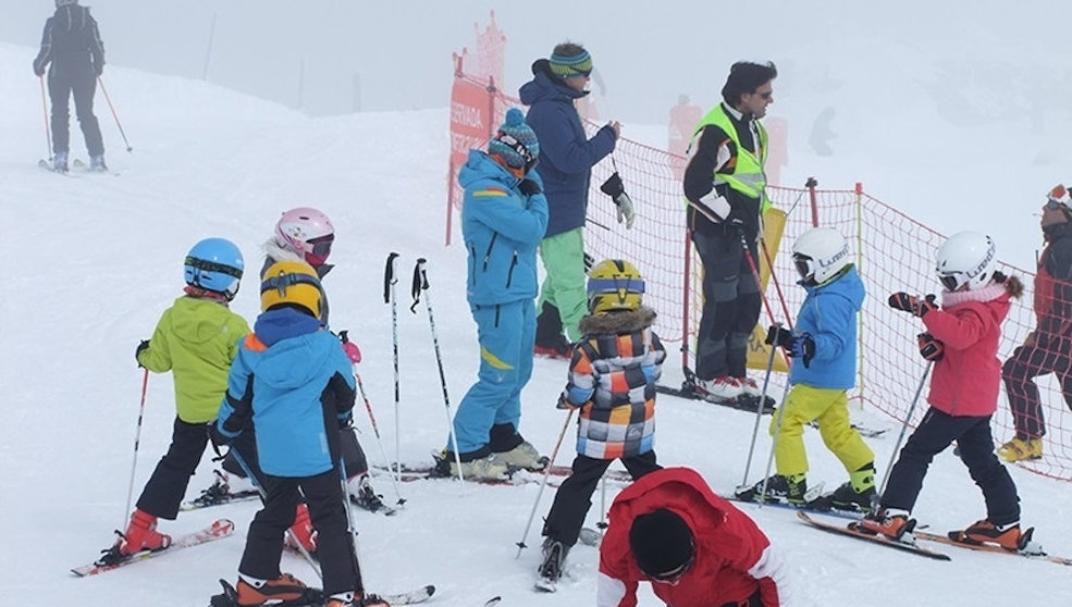 Niños en las pistas de la estación de esquí de Alto Campoo