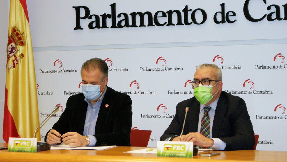 El portavoz del Grupo Parlamentario Regionalista, Pedro Hernando (dcha) y el diputado regional del PRC Francisco Ortiz, en la rueda de prensa