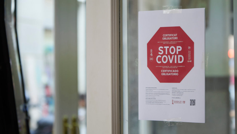 Cartel en la puerta de un bar durante el primer día de petición de Certificados Covid-19 para la hostelería