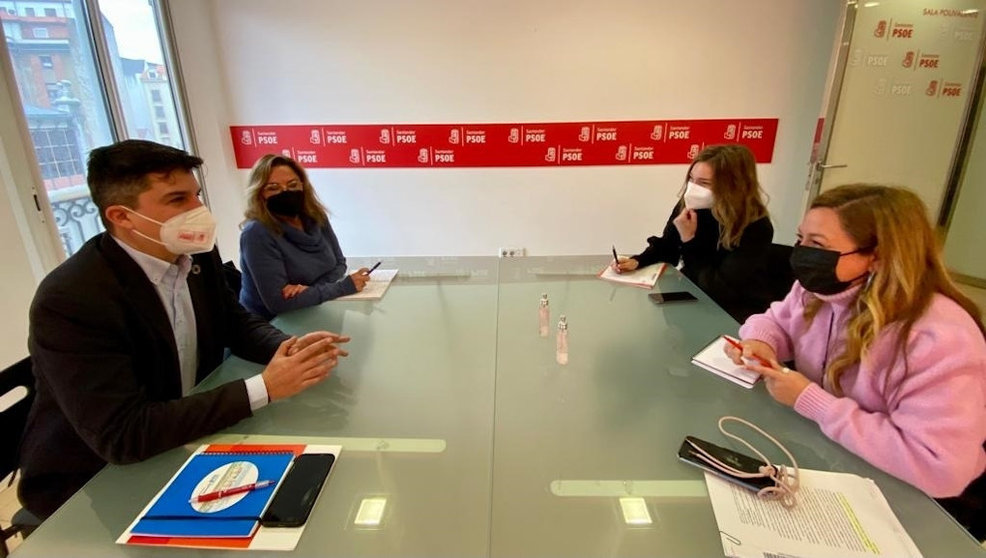 El portavoz del PSOE de Santander, Daniel Fernández y la edil Concha González se reúnen con la secretaria general de la Federación de Enseñanza de CCOO, Conchi Sánchez