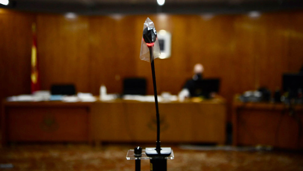 Un micrófono en la sala durante un juicio