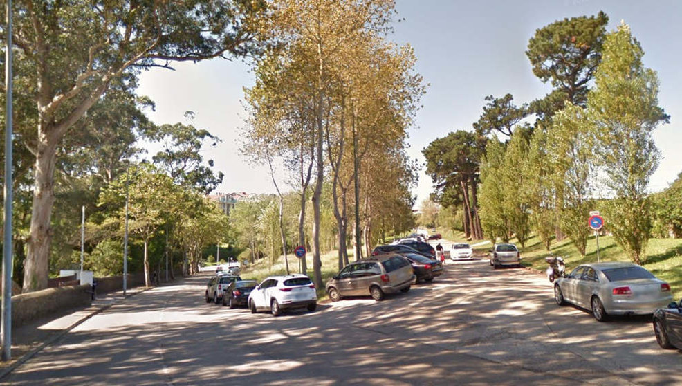 Aparcamiento de la Avenida del Faro, frente al parque de Mataleñas | Foto: Google Maps