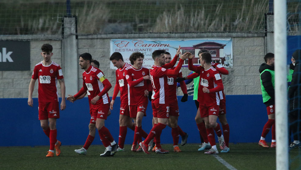 Los futbolistas de la Gimnástica de Torrelavega celebran un gol frente al Albericia