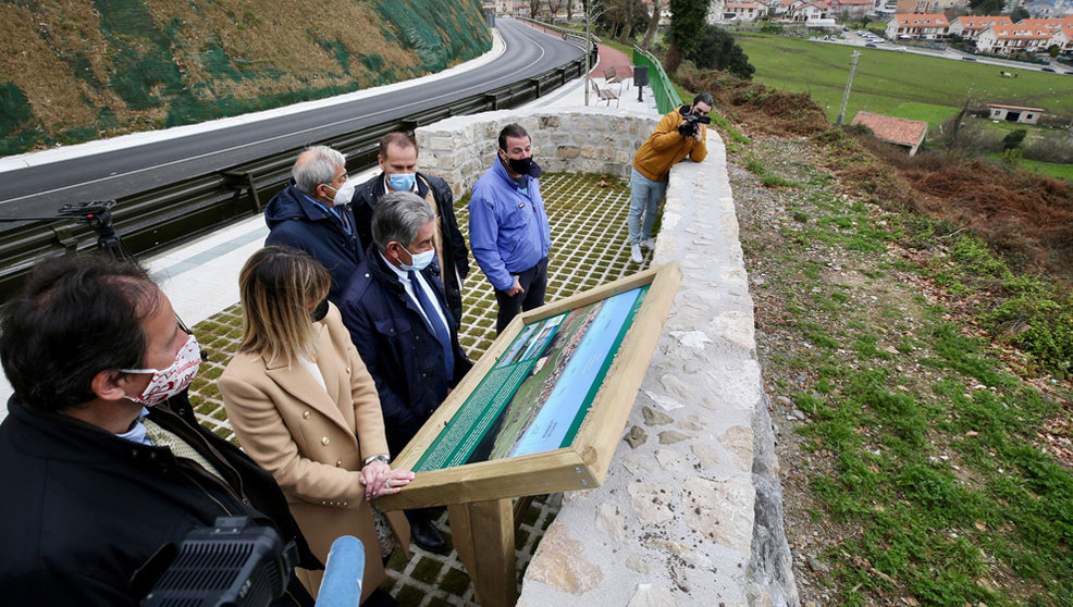 Las autoridades inauguran la actuación de la carretera y paseo peatonal entre Mortera y Liencres

GOBIERNO

04/2/2022