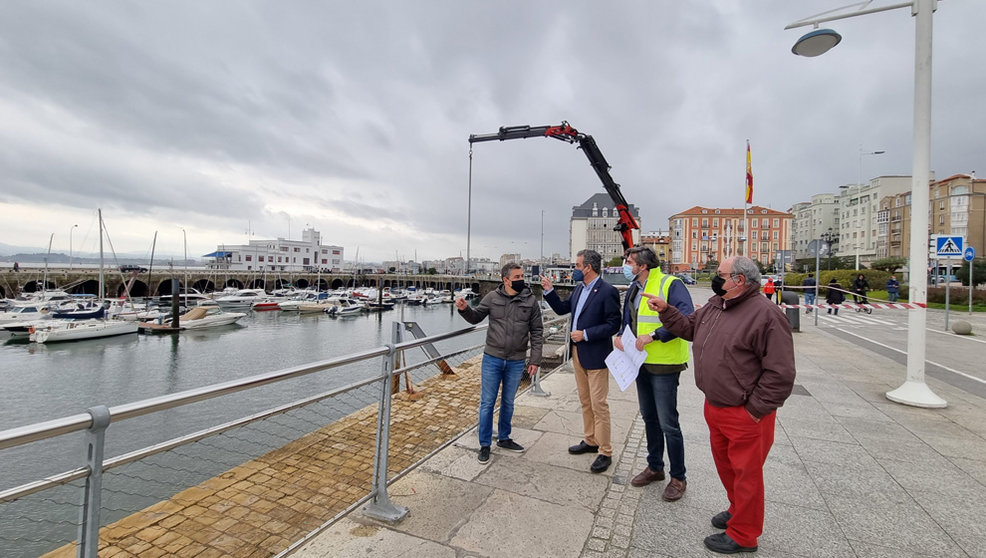 El presidente de la Autoridad Portuaria de Santander, Francisco Martín, supervisa el avance de los trabajos de instalación de los nuevos pantalanes flotantes en Puertochico
