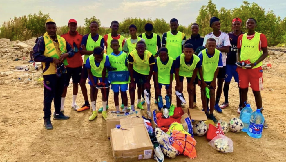 Senegaleses reciben material deportivo donado desde Cantabria